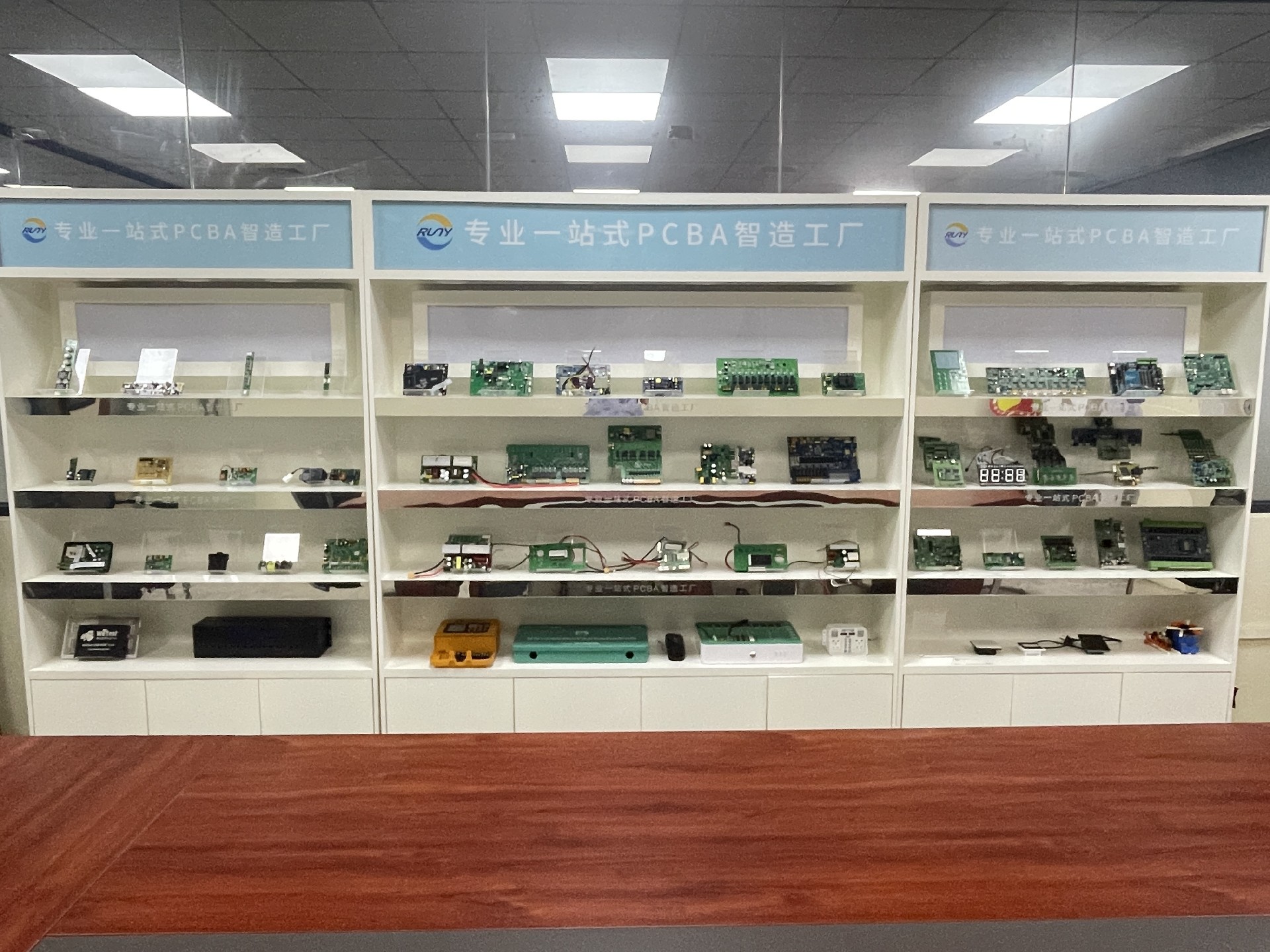 產品展柜.jpg 產品展柜.jpg